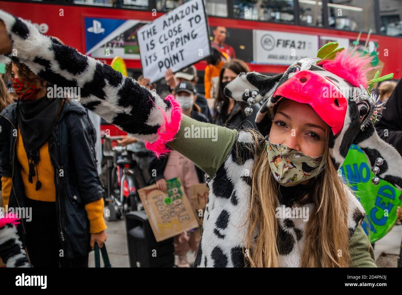 Londres, Royaume-Uni. 10 octobre 2020. Assez d'ecocide - extinction protestation de la rébellion contre la destruction de la forêt amazonienne à l'ambassade du Brésil. Cette journée s'inscrit dans le cadre d'une journée mondiale d'action pour Amazon. Crédit : Guy Bell/Alay Live News Banque D'Images