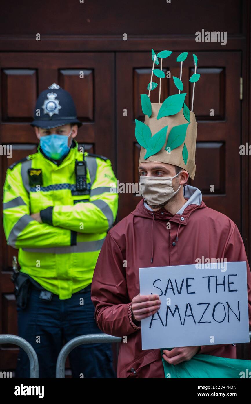 Londres, Royaume-Uni. 10 octobre 2020. Assez d'ecocide - extinction protestation de la rébellion contre la destruction de la forêt amazonienne à l'ambassade du Brésil. Cette journée s'inscrit dans le cadre d'une journée mondiale d'action pour Amazon. Crédit : Guy Bell/Alay Live News Banque D'Images