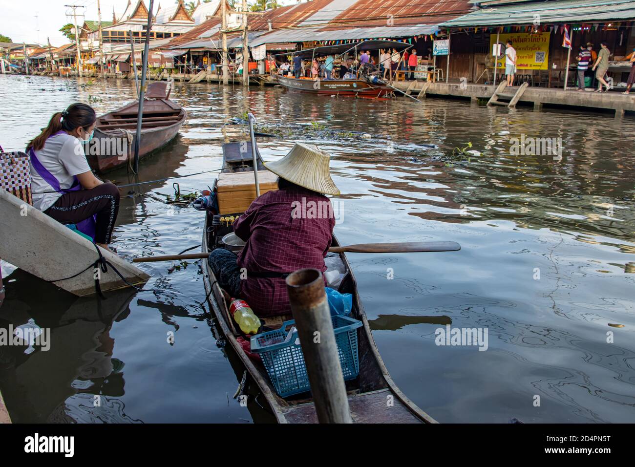 BANGKOK, THAÏLANDE, JUL 18 2020, le vendeur de nourriture sur bateau dans un canal d'eau, marché flottant Khlong Lat Mayom. Banque D'Images