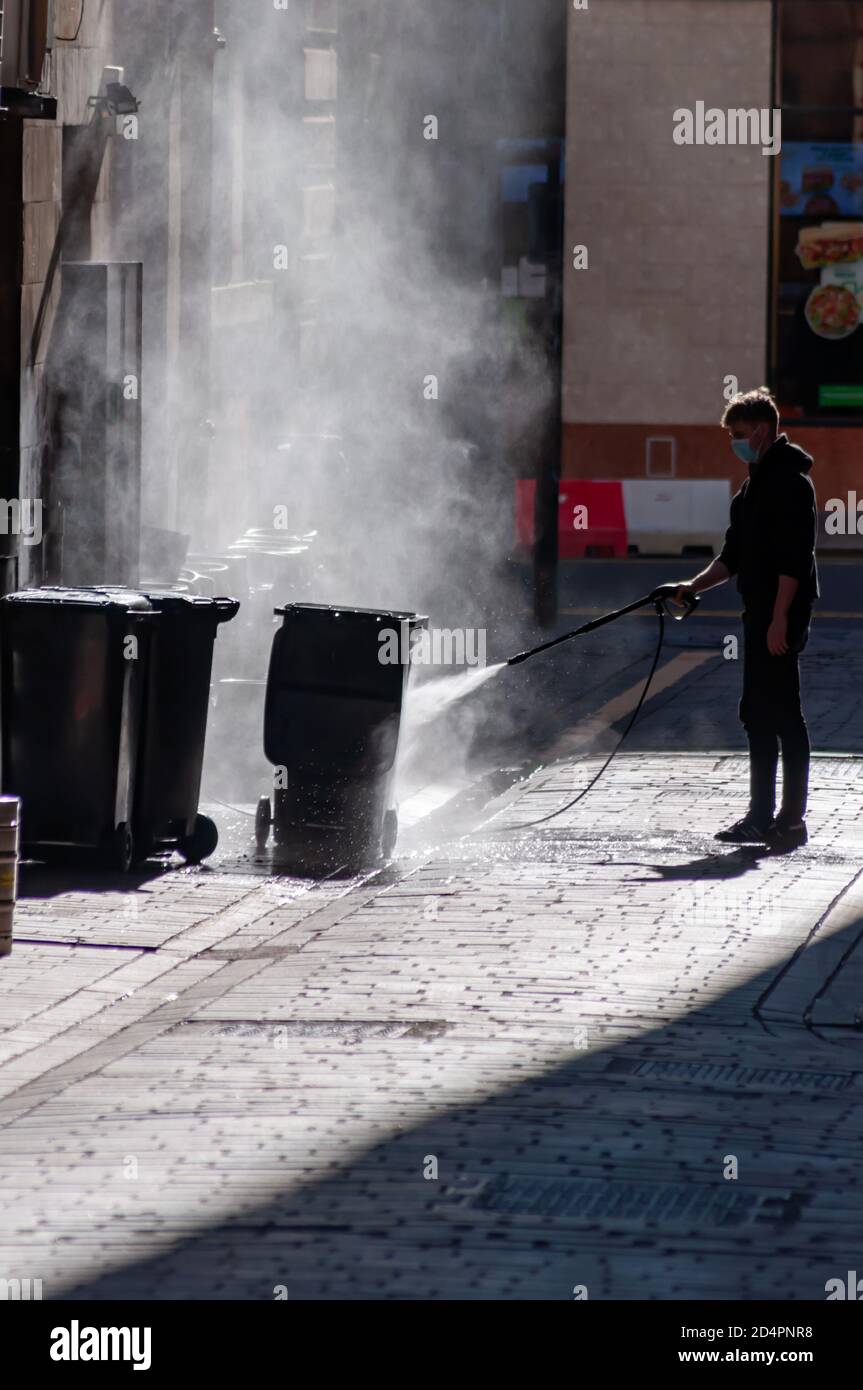 Glasgow, Écosse, Royaume-Uni. 10 octobre 2020. Le nettoyage commence le jour suivant l'entrée en vigueur des nouvelles restrictions du coronavirus qui ferment tous les restaurants et pubs de la ceinture centrale. Credit: SKULLY/Alay Live News Banque D'Images