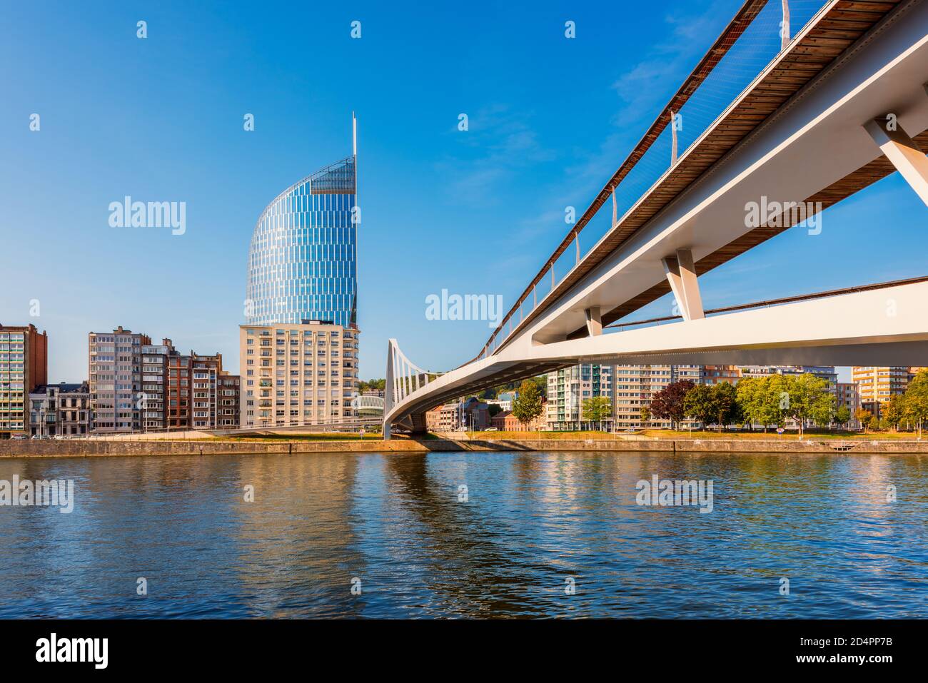 Pont moderne traversant la Meuse à Liège en Belgique Banque D'Images