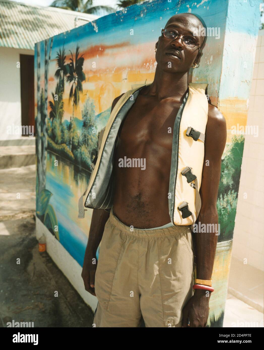 Un homme noir portant un gilet de sauvetage à la plage de Negril, en  Jamaïque Photo Stock - Alamy