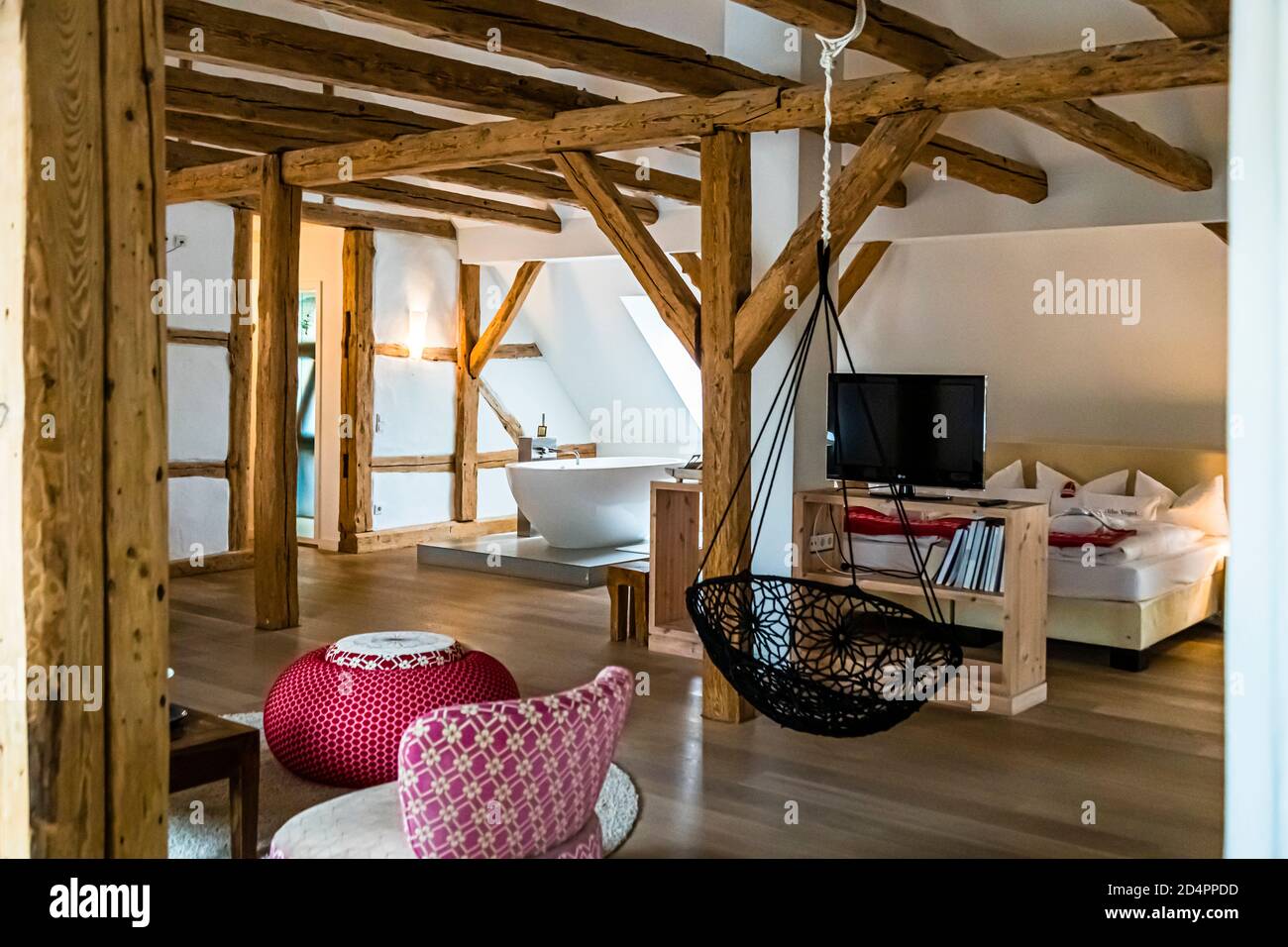 Quelle que soit la nature des excursions que vous prenez autour de Kavaliershaus Schloss Blücher pendant la journée, dans la soirée vous pouvez regarder l'art sur le lit et une suite meublée à l'origine. Hotel Kavaliershaus dans Fincken, Röbel-Müritz, Allemagne Banque D'Images