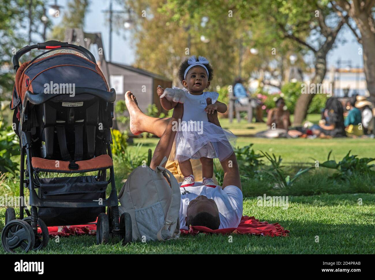 Johannesburg, Afrique du Sud. 10 octobre 2020. Un homme et son enfant s'amusent dans un parc de Johannesburg, Afrique du Sud, 10 octobre 2020. Credit: Chen Cheng/Xinhua/Alay Live News Banque D'Images