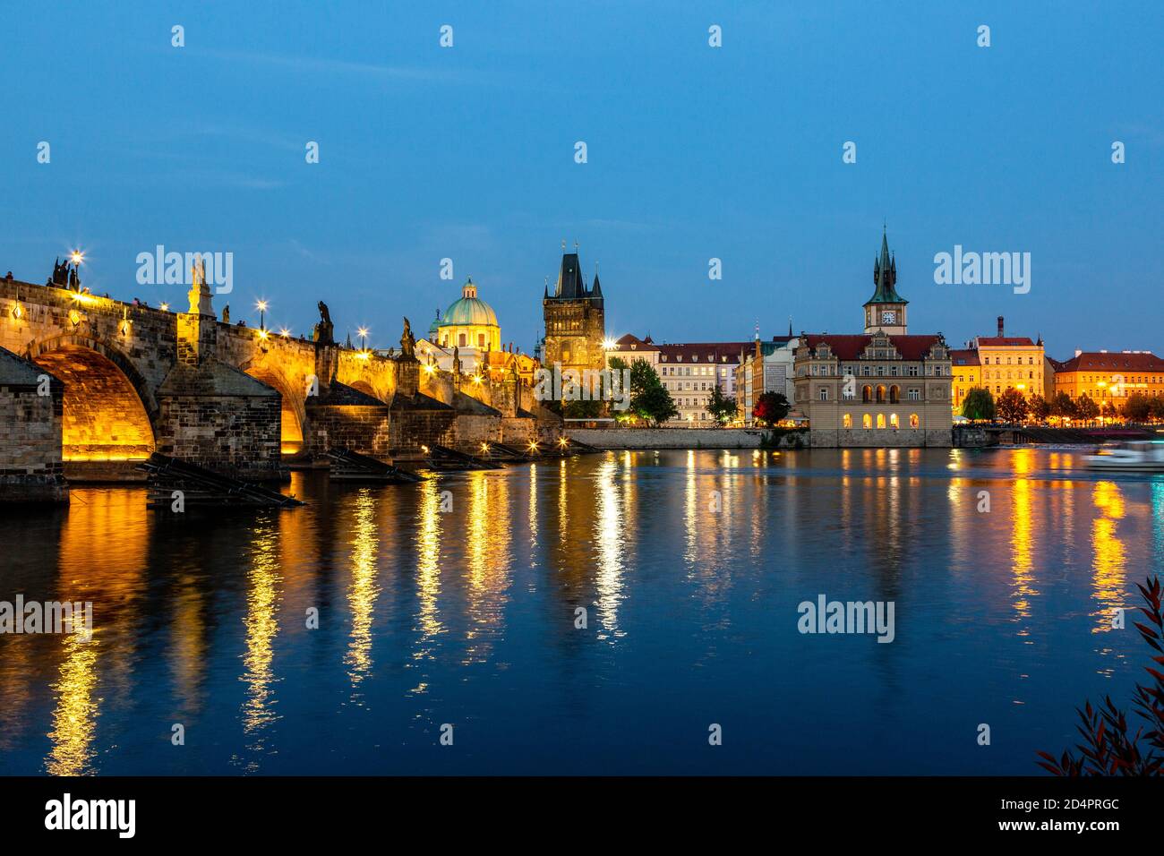 Vltava (Moldau), Pont Charles et Tour du pont (dôme de l'église Saint François d'Assise à gauche), Vieille ville, Prague, République Tchèque Banque D'Images