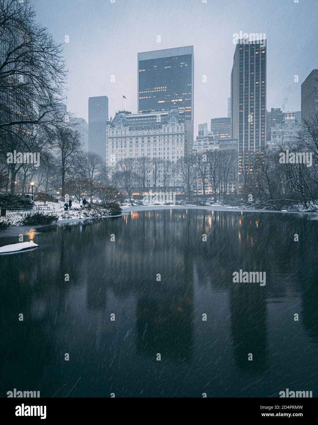 Vue sur le paysage urbain de Midtown, à The Pond, à Central Park, Manhattan, New York Banque D'Images