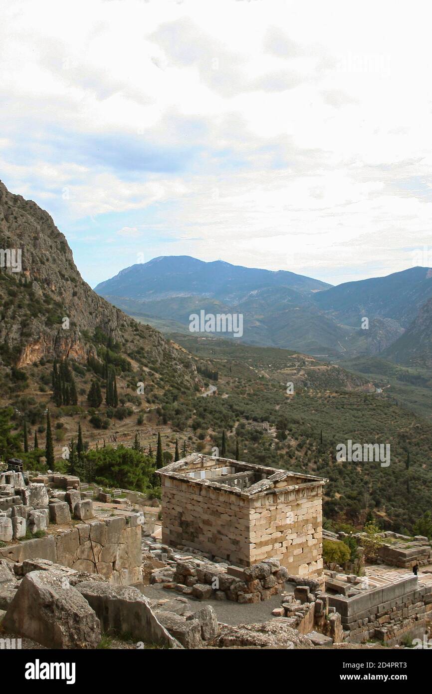 Vue du site archéologique de Delphes en Grèce regardant vers le Trésor des Athéniens Banque D'Images