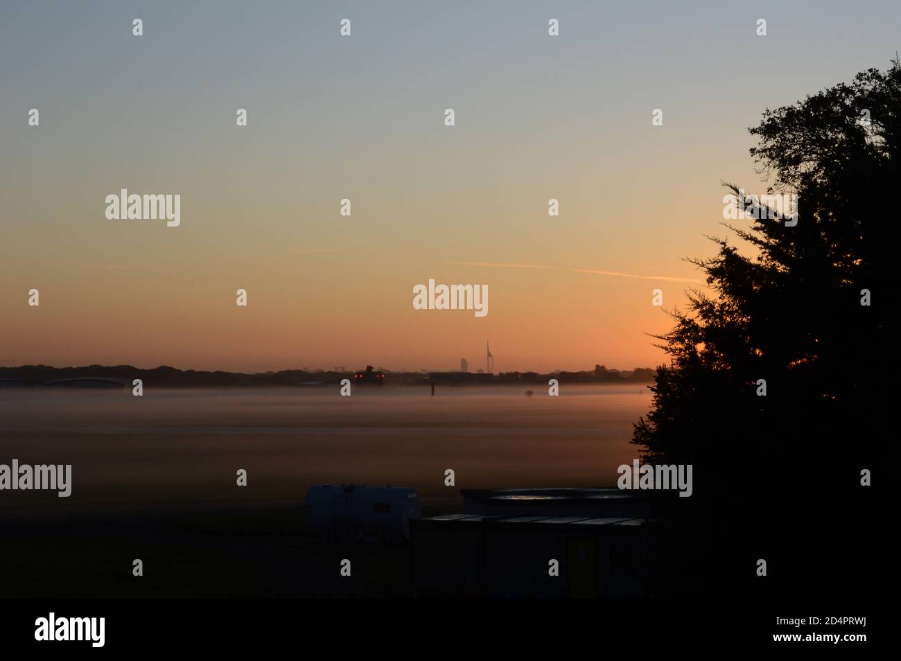Lever de soleil au-dessus de l'aérodrome Banque D'Images