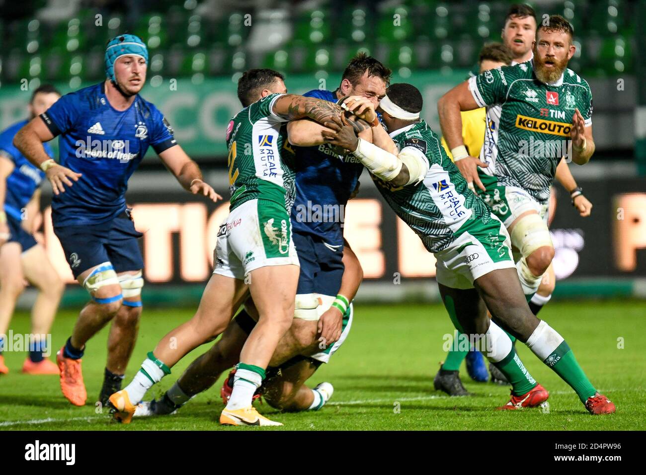 Monigo Stadium, Trévise, Italie, 10 octobre 2020, Jack Conan (Leinster) lutte pour le ballon contre Marco Zanon (Trévise) et Cherif Traore (Trévise) pendant Benetton Trévise vs Leinster Rugby, Rugby Guinness Pro 14 - Credit: LM/Ettore Griffoni/Alay Live News Banque D'Images