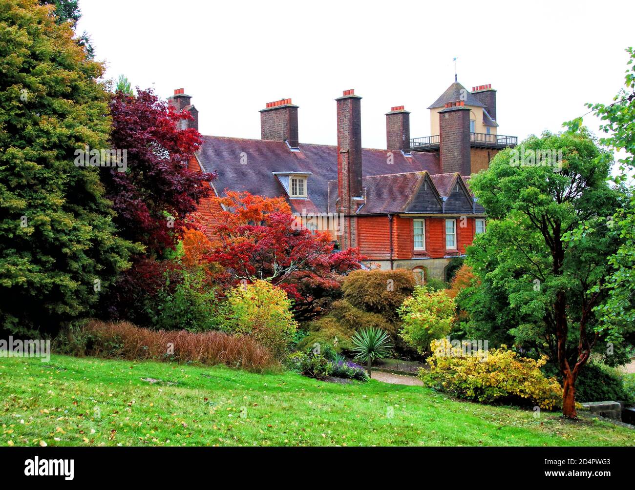 Crawley, Royaume-Uni. 08 octobre 2020. Toutes les couleurs de l'automne à côté d'un manoir de campagne Crawley.Autumn couleurs dans les jardins à Wakehurst place et Standen House autour de Crawley. Crédit : SOPA Images Limited/Alamy Live News Banque D'Images