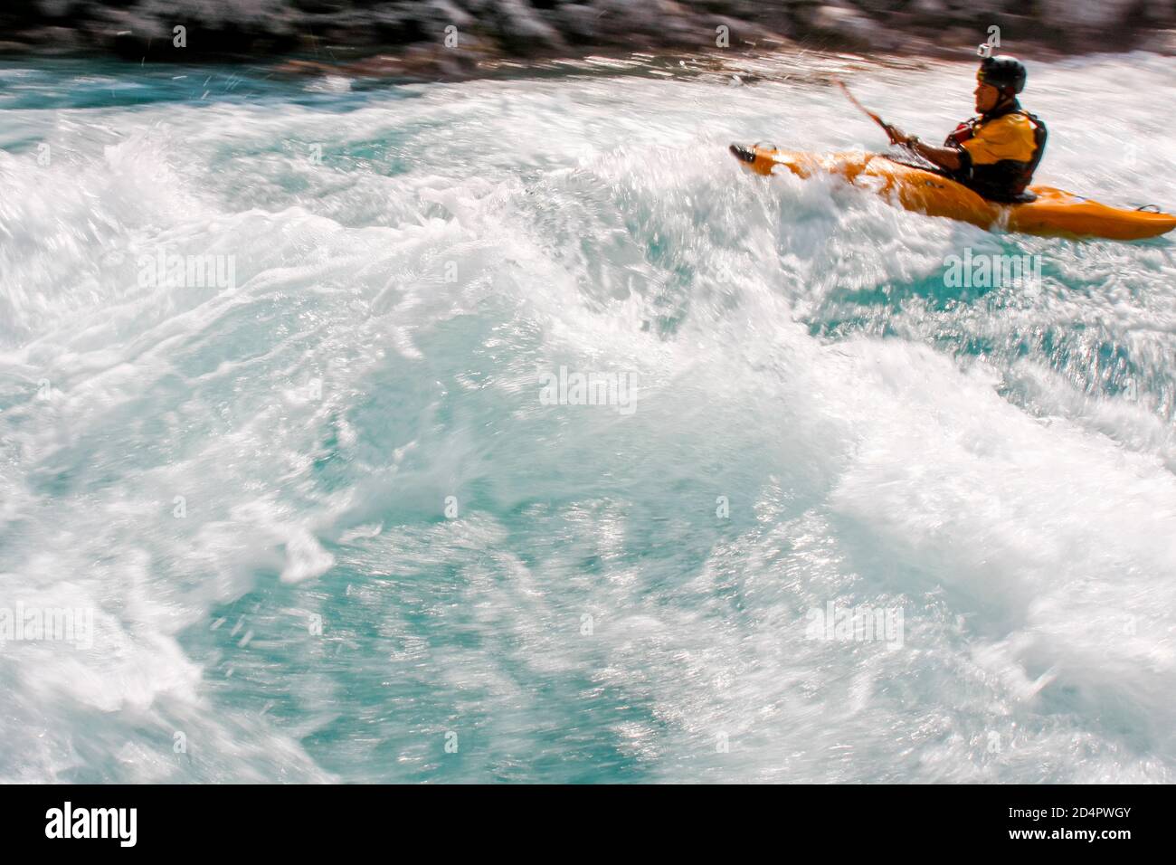 Groupe de touristes naviguer bateau gonflable à travers la rivière Tara dans le parc national Durmitor ,Tara, Monténégro, 21, Mai, 2009. Banque D'Images