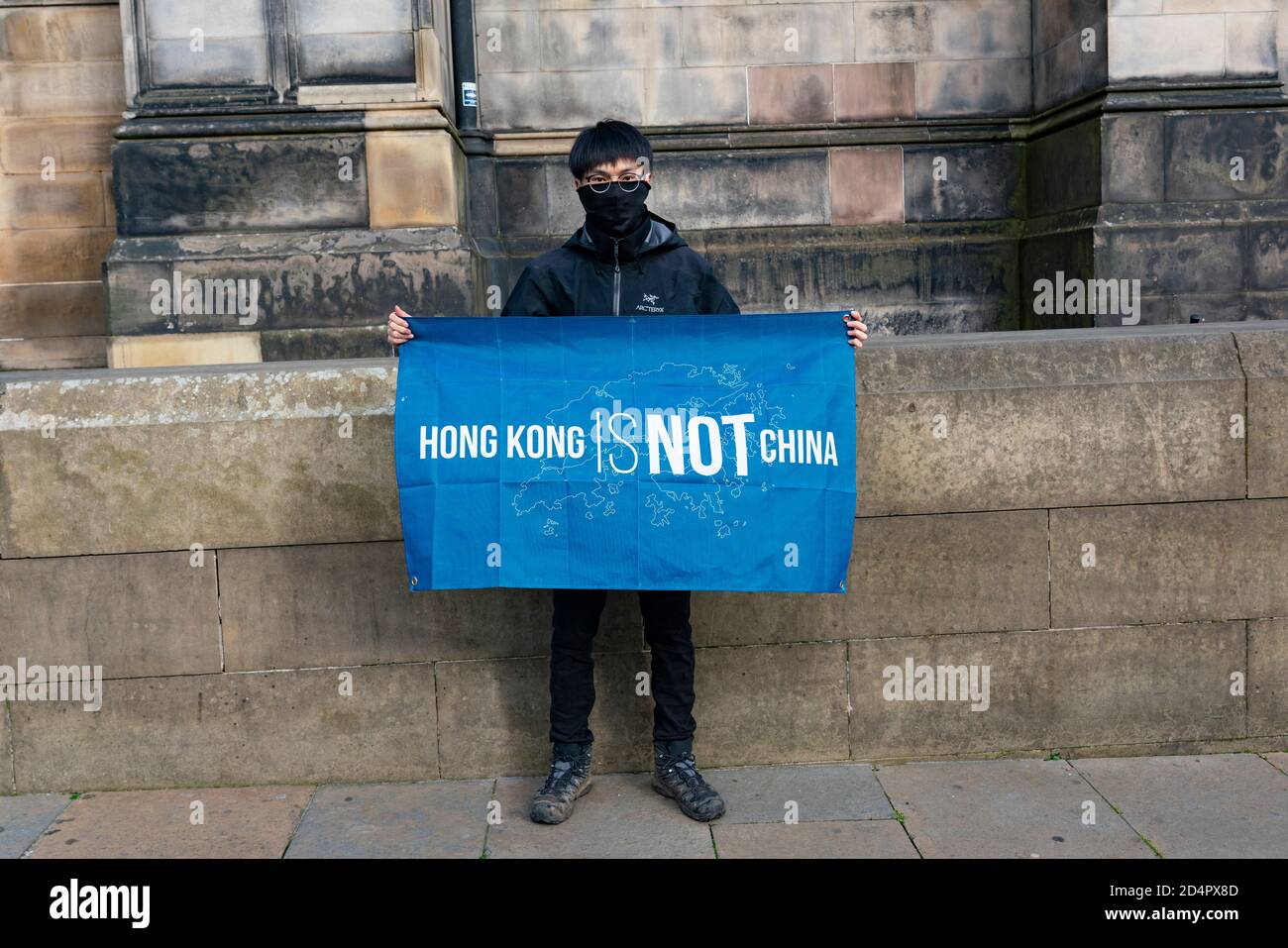 Édimbourg, Écosse, Royaume-Uni. 10 octobre 2020. Les manifestants du mouvement pro-démocratie de Hong Kong ont organisé aujourd'hui une manifestation à la cathédrale St Giles. Les manifestants protestaient contre la persécution des Uyghurs appartenant à la minorité ethnique en Chine et contre les nouvelles lois de sécurité nationale imposées à Hong Kong par la Chine. Les manifestants ont porté des marques faciales non seulement par mesure de précaution, mais aussi pour garder l'anonymat.la loi sur la sécurité nationale signifie que les ressortissants de Hong Kong peuvent être persécutés pour avoir protesté n'importe où dans le monde. Un couple chinois continental dans un appartement en face a agité les manifestants et les a filmés. Banque D'Images