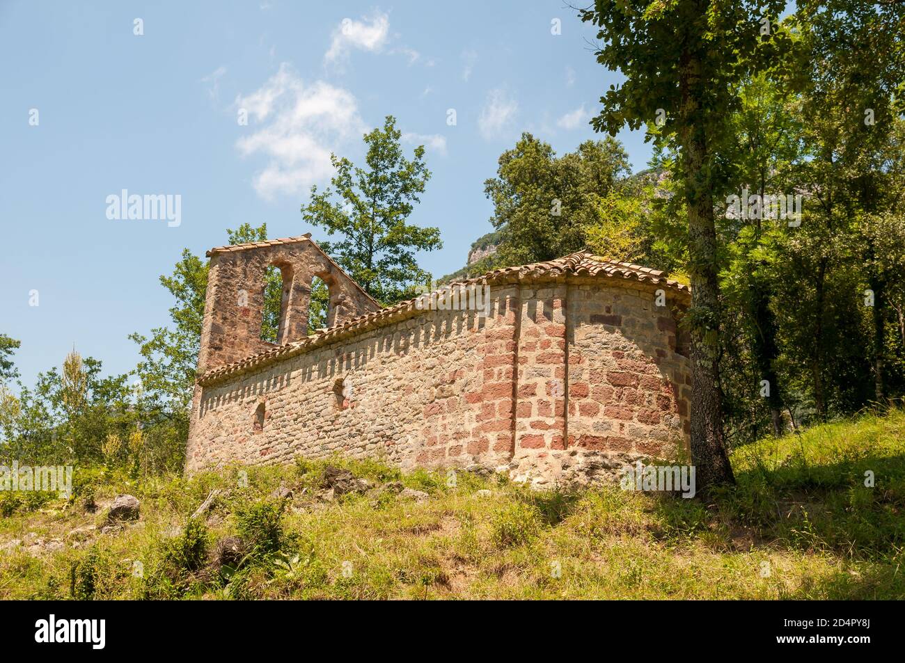 Église romane de Sant Miquel d’Hortmoier, Montagut i Oix, Catalogne, Espagne Banque D'Images Église romane de Sant Miquel d’Hortmoier, Montagut i Oix, Catalogne, Espagne Banque D'Images