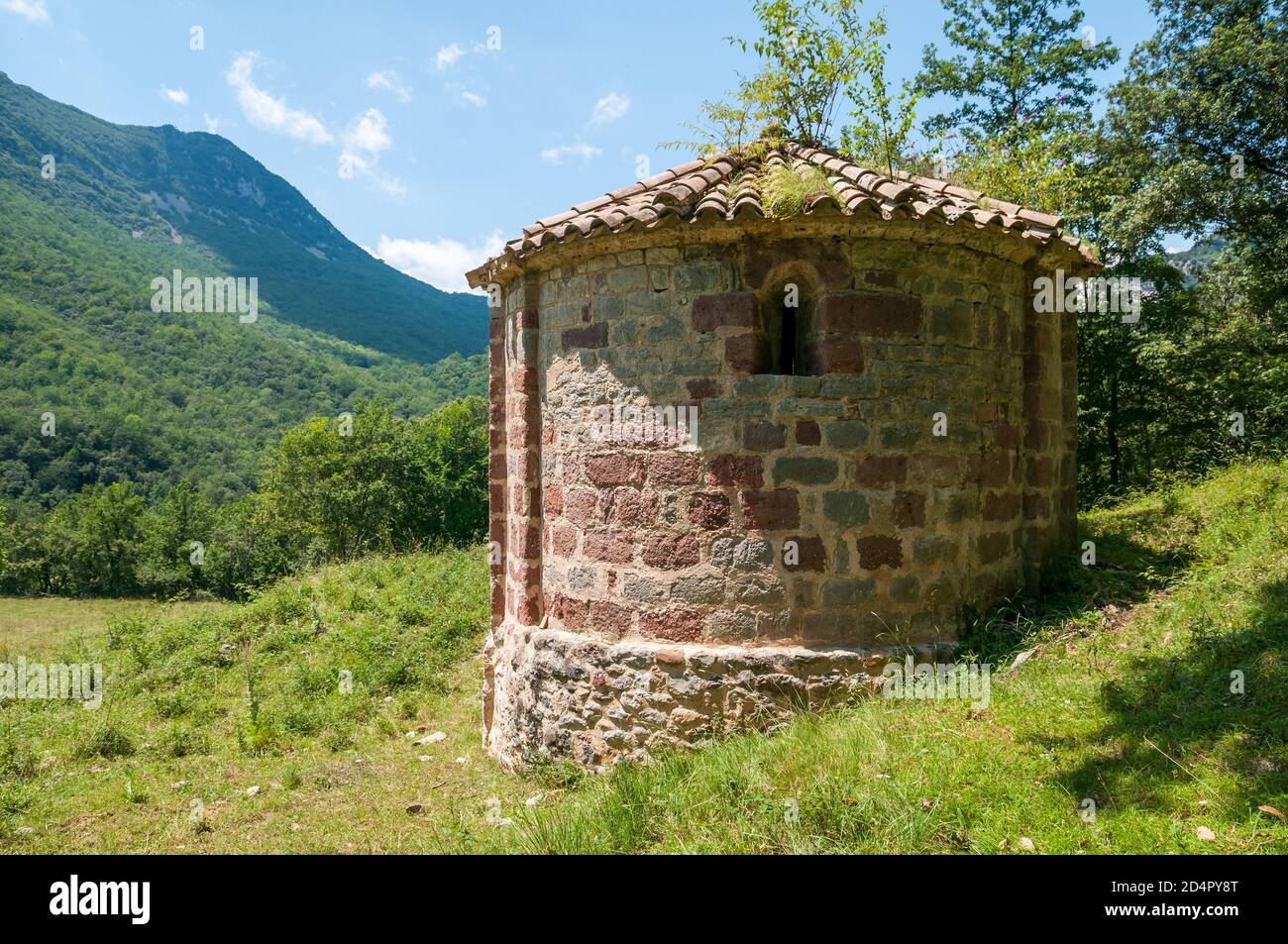 Église romane de Sant Miquel d’Hortmoier, Montagut i Oix, Catalogne, Espagne Banque D'Images Église romane de Sant Miquel d’Hortmoier, Montagut i Oix, Catalogne, Espagne Banque D'Images