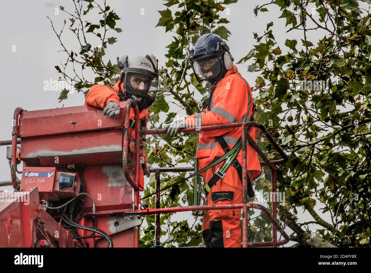 Londres, Royaume-Uni, 10 octobre 2020. Les travailleurs ont coupé les derniers arbres laissés près de la nouvelle ligne de train à grande vitesse à Hampstead Rd., City of London, England, UK, le 10 octobre 2020. Pendant ce temps, Larch Maxey, écologiste de longue date et protecteur d'arbres de la rébellion HS2 et de LA CAMPAGNE STOP HS2, se tient sur l'un des rares arbres restants depuis quatre jours. Crédits: Sabrina Merolla / Alamy Live News. Banque D'Images