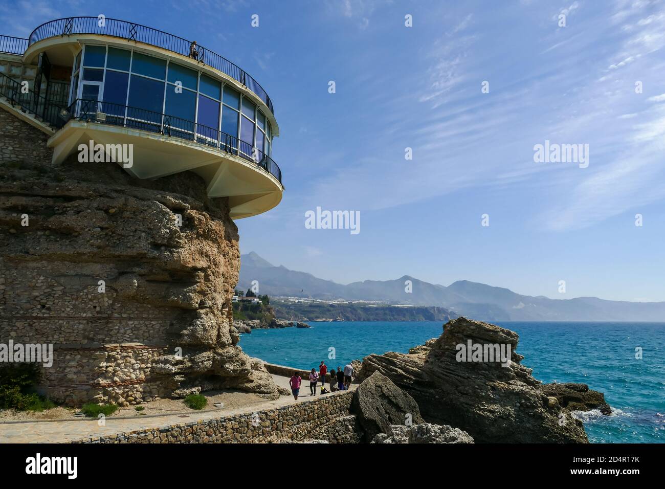 NERJA, ESPAGNE - 21 avril 2015: Nerja, Malaga / Espagne - avril 20 2015: Les touristes marchent le long de la côte par un Mirador regardant la mer Banque D'Images