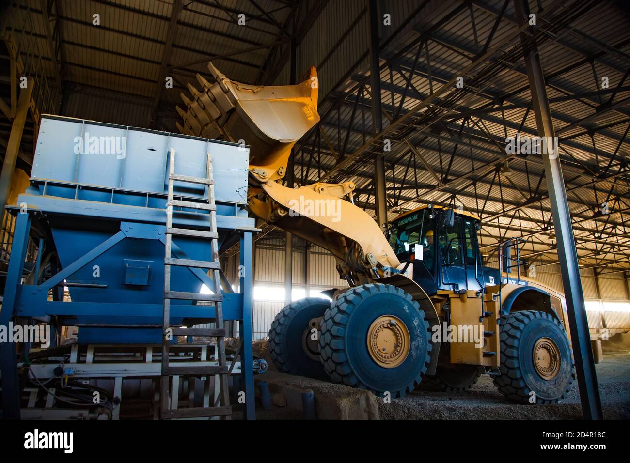 Région d'Aktobe/Kazakhstan - Mai 04 2019 : usine d'engrais phosphatés. Bulldozer ou pelle hydraulique Caterpillar chargeant des matières premières (minéraux) dans la machine h Banque D'Images