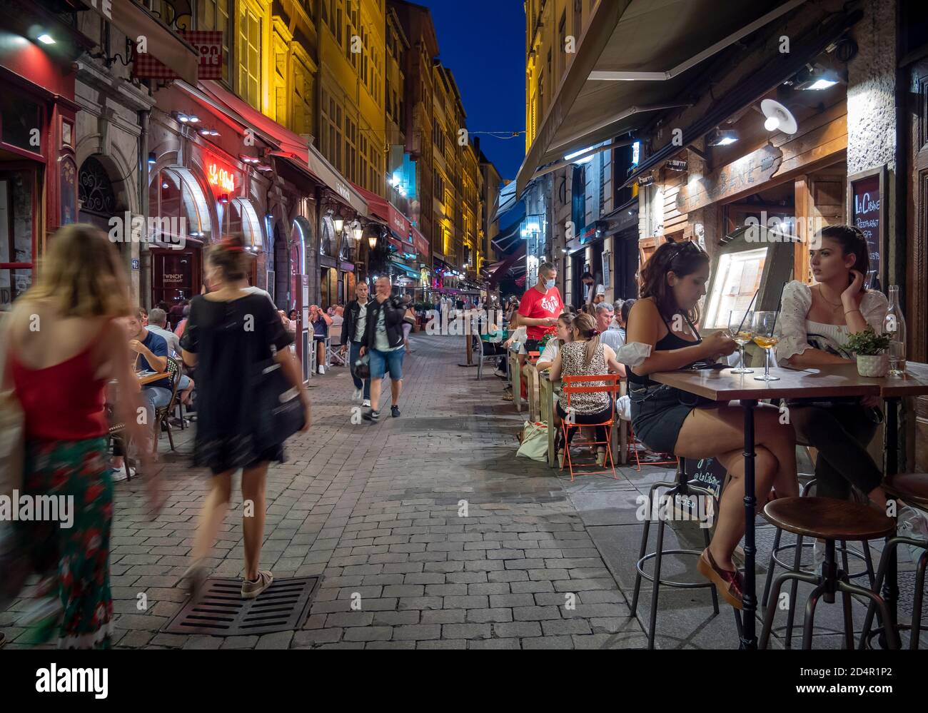 FRANCE, LYON - 17 septembre 2020 : clients qui apprécient un dîner à l'extérieur des restaurants de Lyon, France Banque D'Images