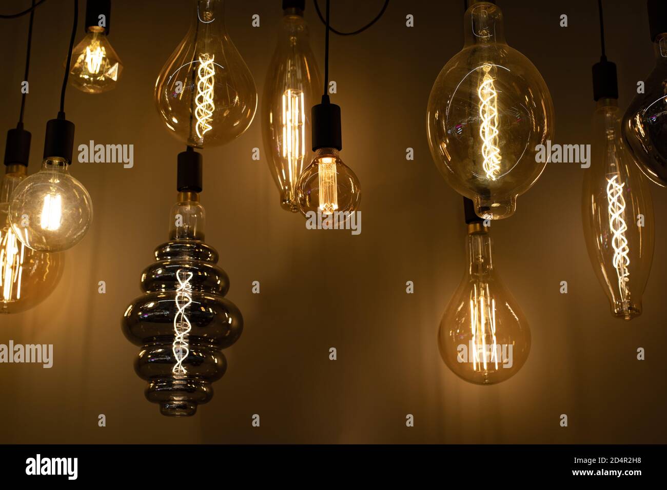 Lampes vintage à filament complexe, ensemble de grandes lampes de formes différentes, éclairage de fond pour le design Banque D'Images