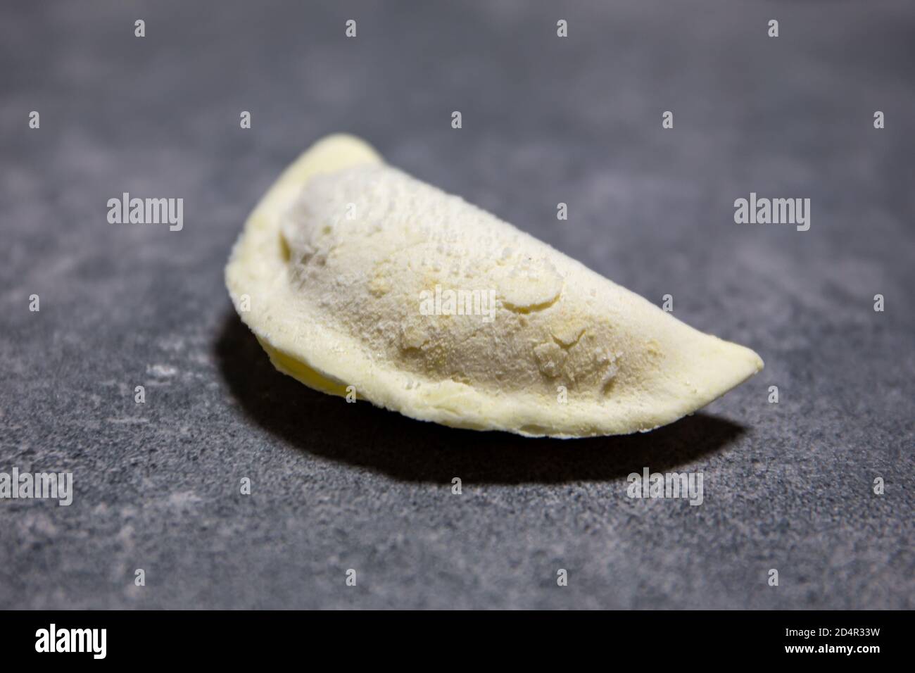 Boulettes polish sans gluten (Pierogi), plat national polissé à base de pâte et de farce savoureuse ou sucrée. Vue rapprochée . Banque D'Images