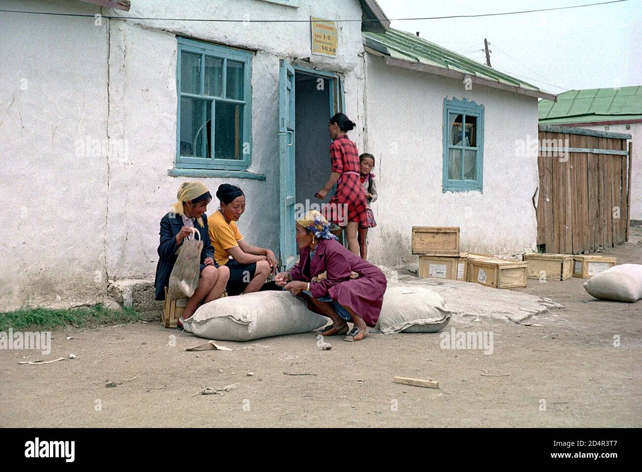 Des femmes parlent devant un magasin à Baruun-Urt, dans l'est de la Mongolie, photo prise en 1977 Banque D'Images