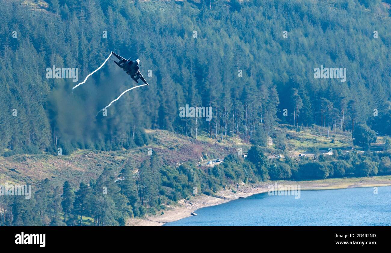 F-15E Strike Eagle de RAF Lakenheath Low Level voler à Thirlmere dans le district du lac, LFA17 Banque D'Images