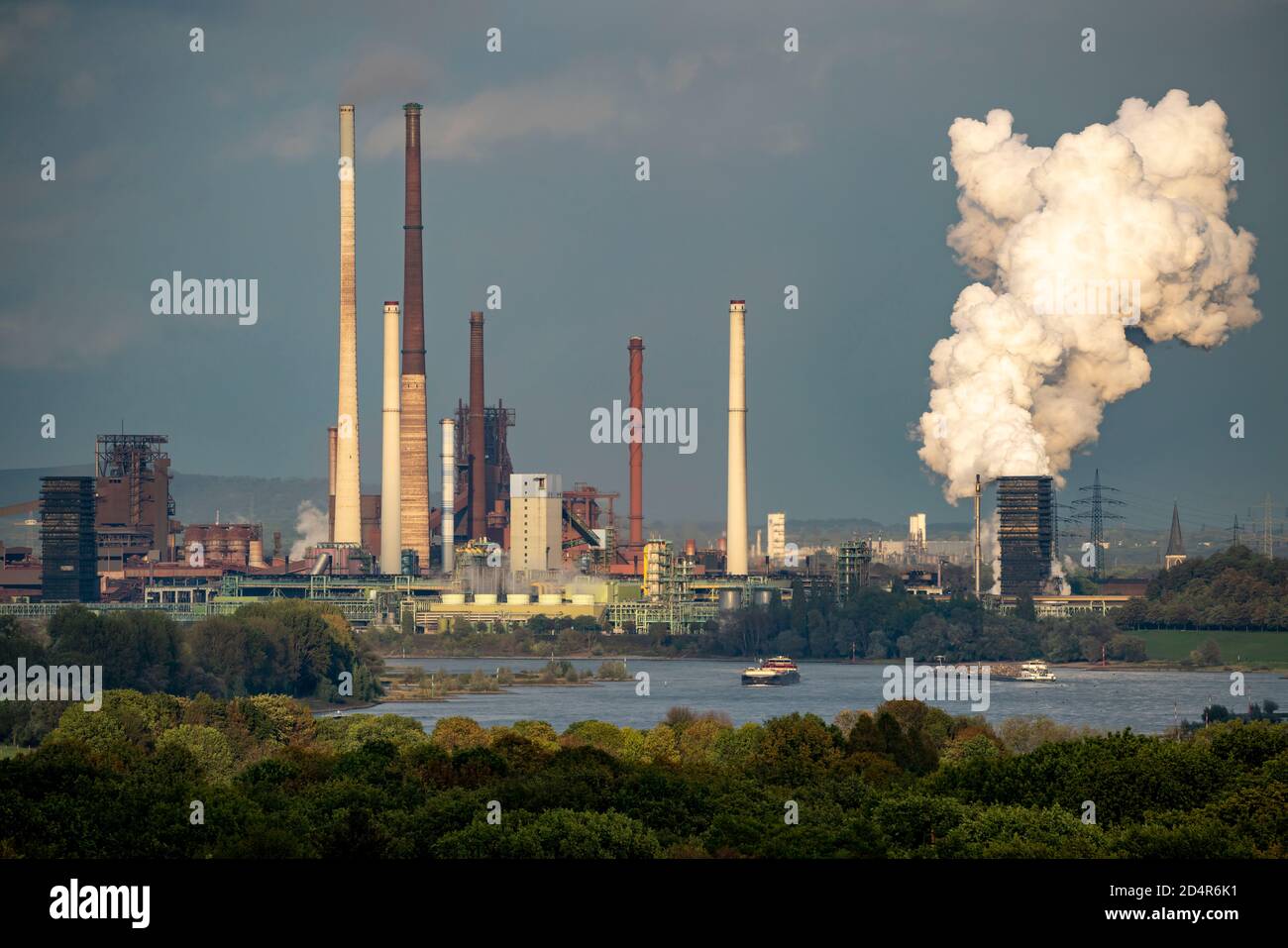 Usine d'acier ThyssenKrupp à Duisburg-Marxloh, haut fourneau Schwelgern 1, Schwarzer Riese, nuage de dégagement de l'usine de cokéfaction de Schwelgern, cheminée de l'usine de frittage, Banque D'Images
