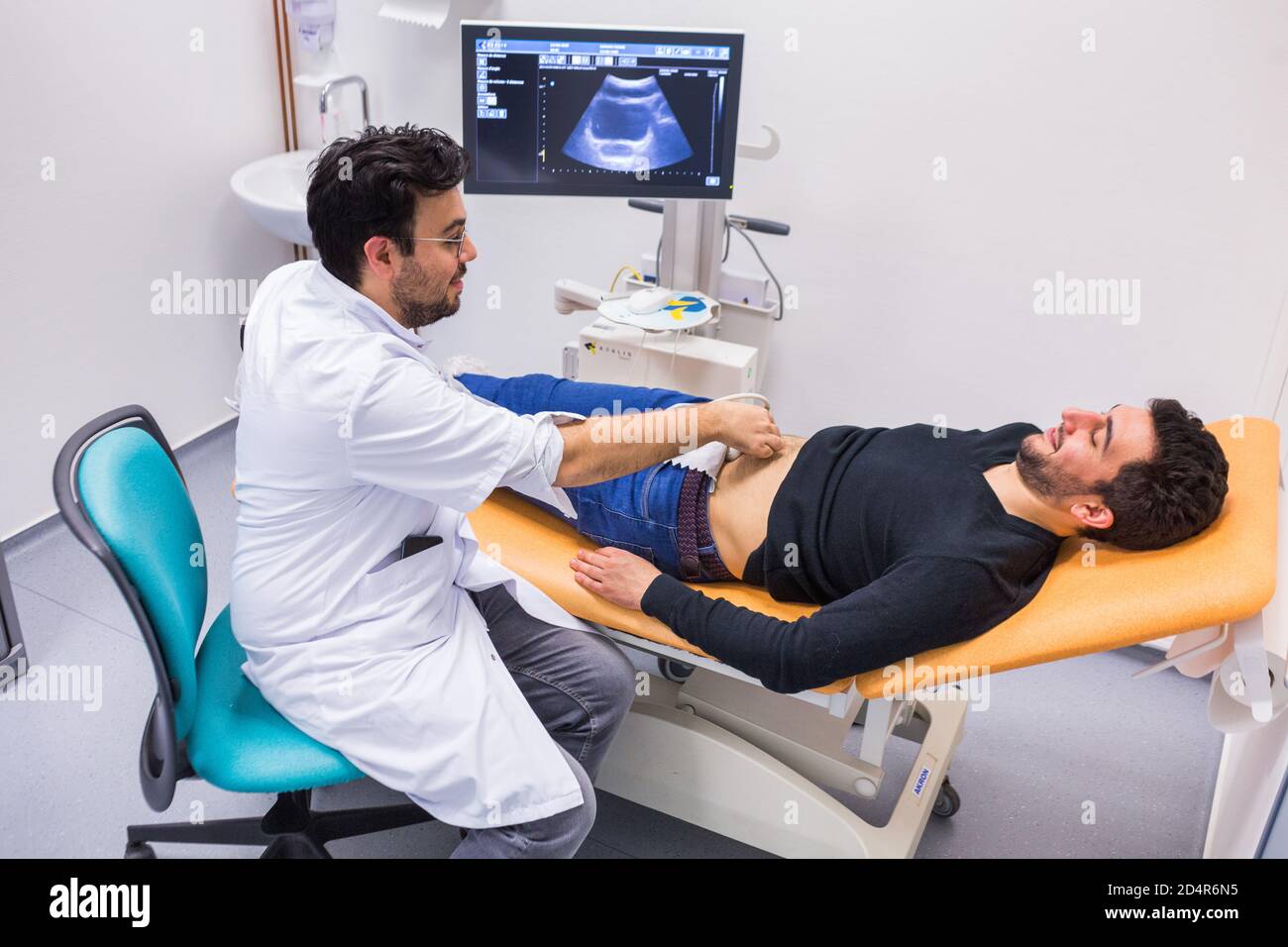 Échographie pelvienne par voie suprapubienne de l'appareil urinaire avec mesures de la prostate, hôpital de Bordeaux, France. Banque D'Images