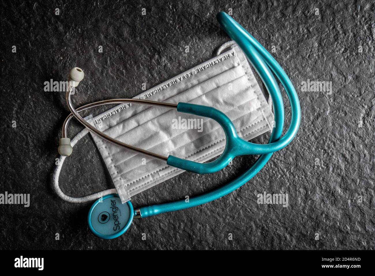 Stéthoscope et masque de protection respiratoire, France. Banque D'Images