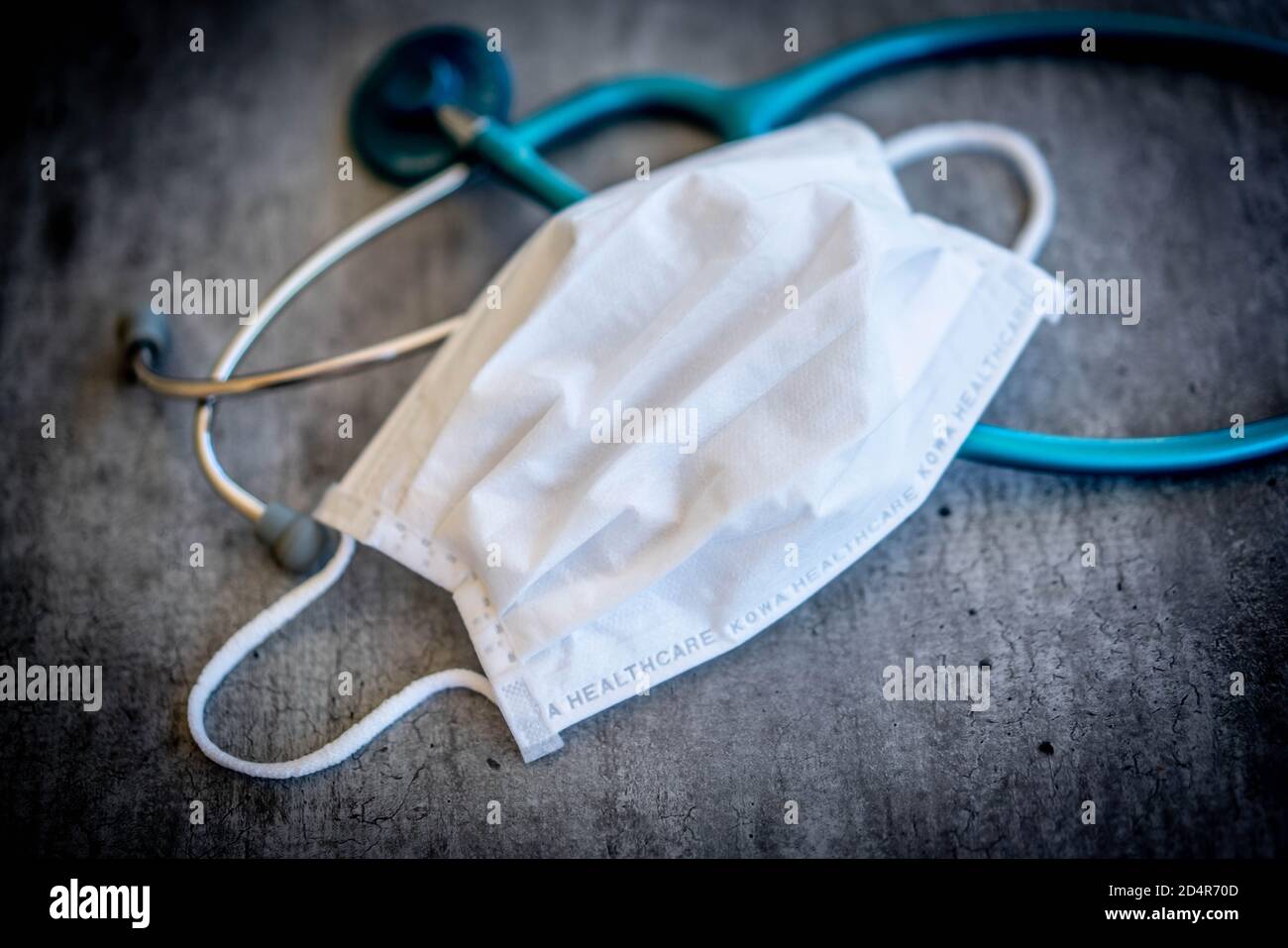 Stéthoscope et masque de protection respiratoire, France. Banque D'Images