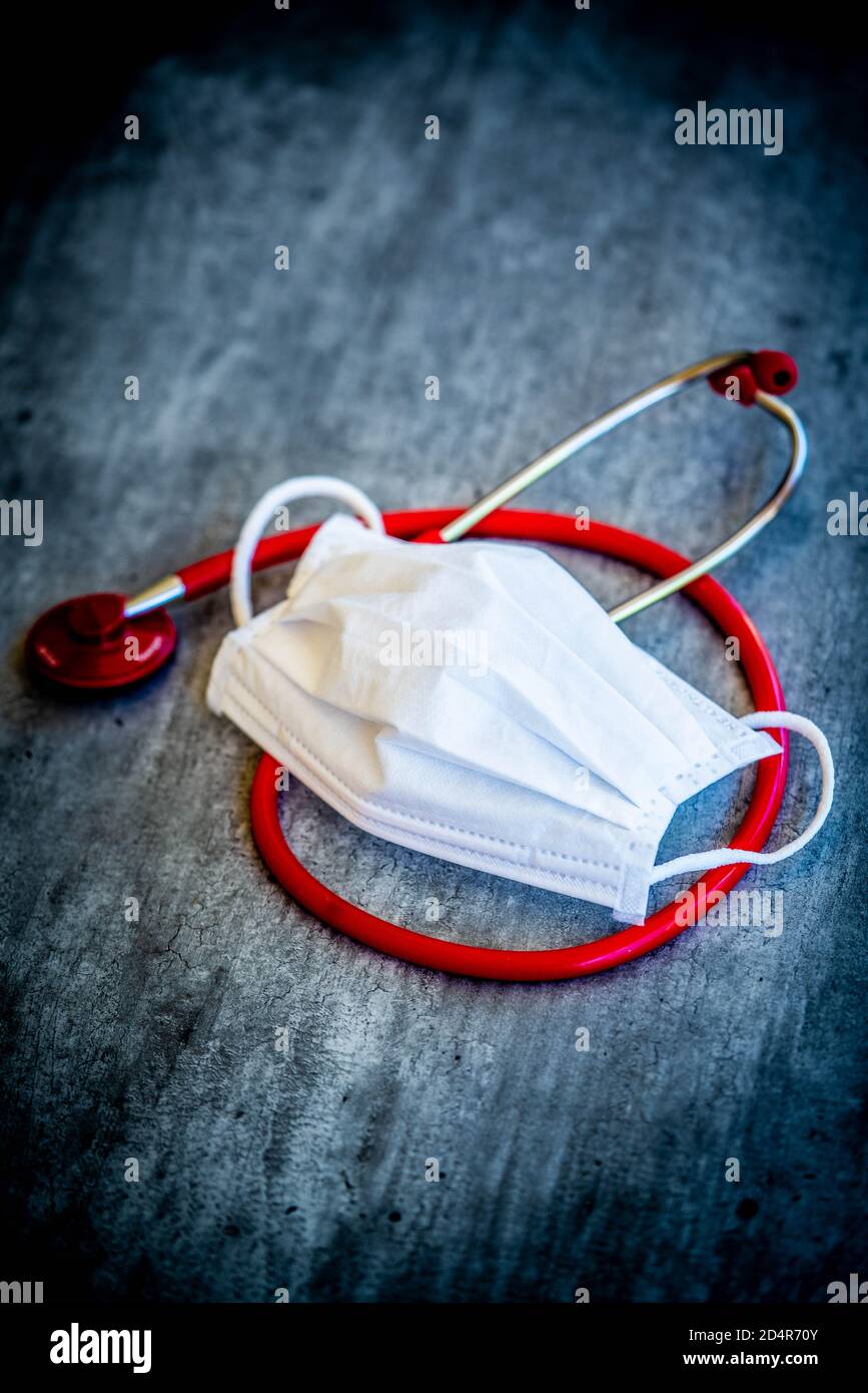 Stéthoscope et masque de protection respiratoire, France. Banque D'Images