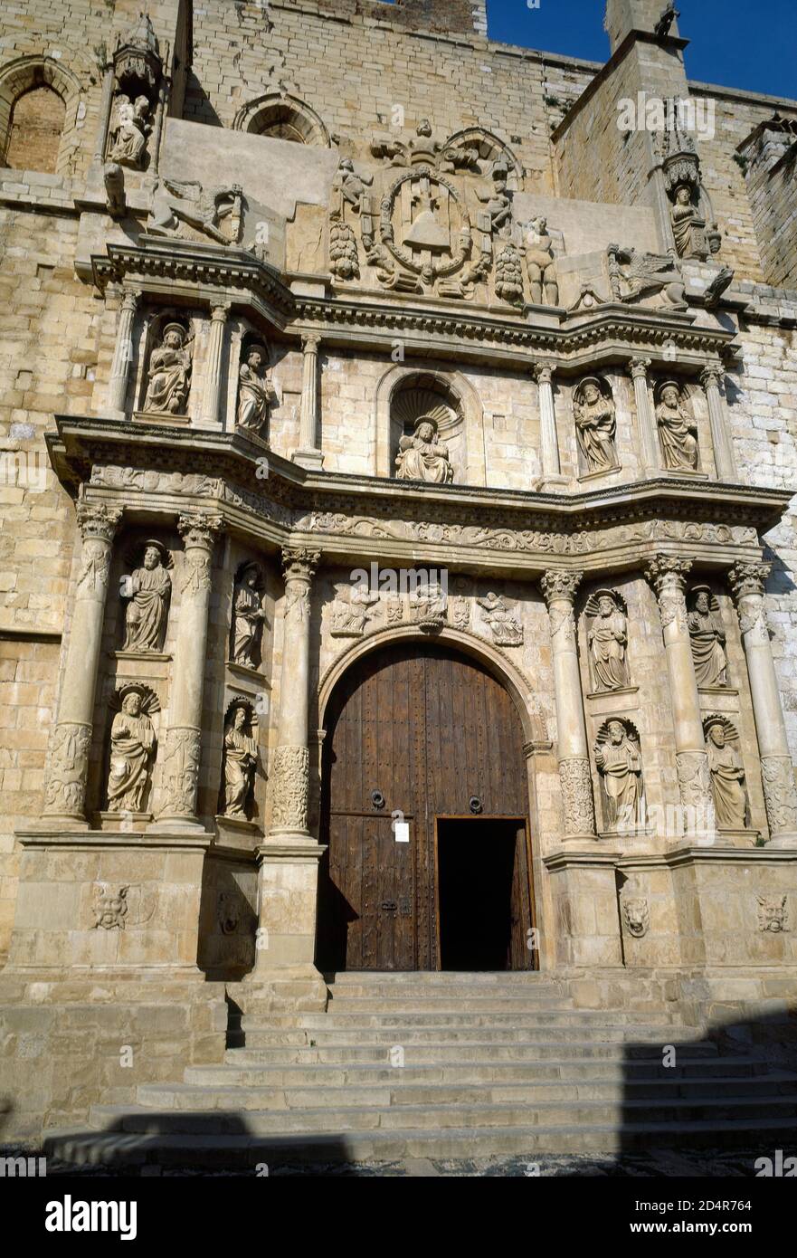 Espagne, Catalogne, province de Tarragone, Montblanc. Église Sainte-Marie de Montblanc. Bâtiment gothique construit au XIVe siècle. Vue générale de la façade principale, érigée en style baroque entre 1667 et 1684. Il y a trois niveaux avec des sculptures des apôtres, de la Vierge Marie et des armoiries de Montblanc. Banque D'Images