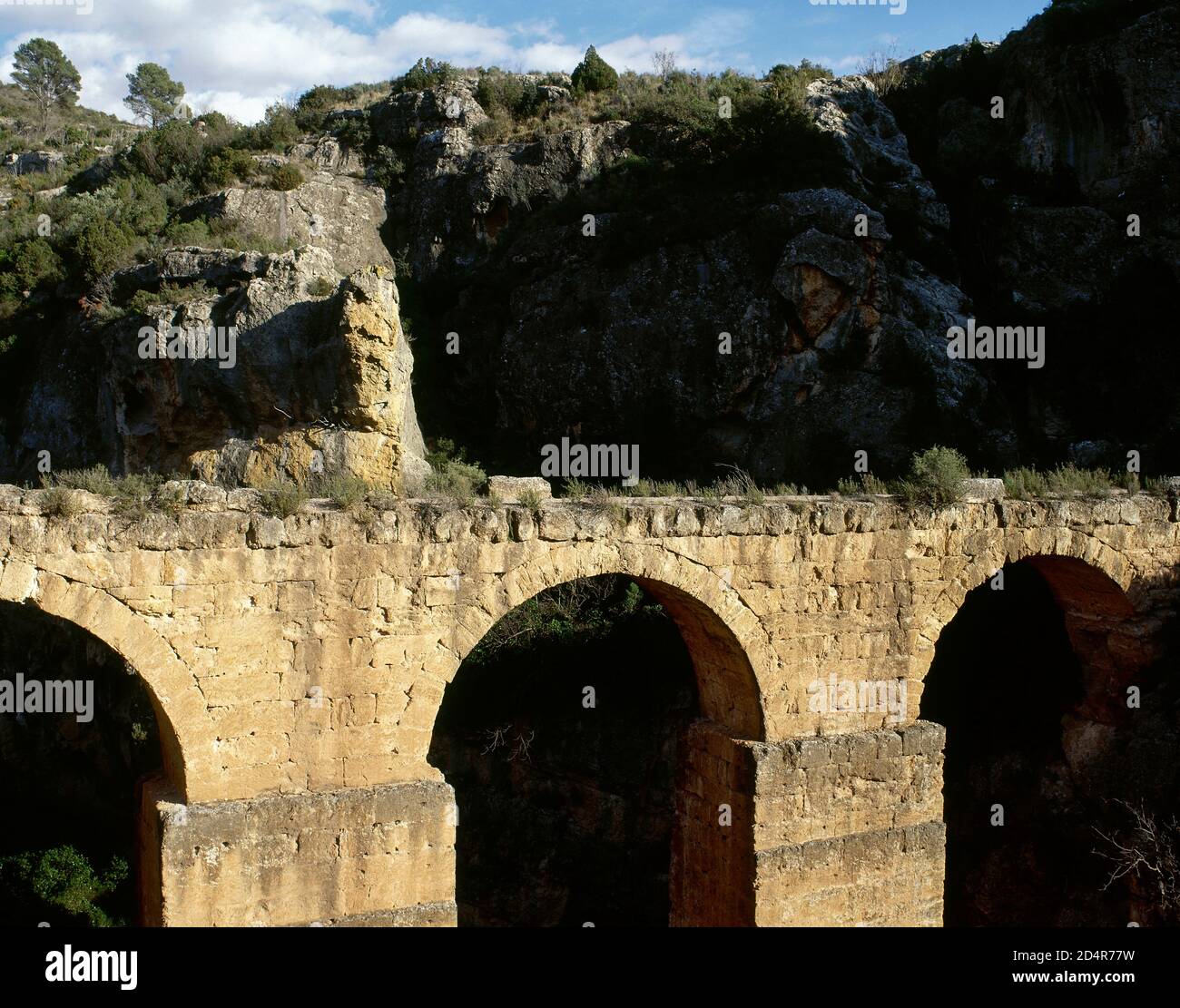 Espagne, province de Valence. Aqueduc de Peña Cortada. Près de Chelva. Également appelé l'aqueduc la Serrada ou la Serrania. Il date de la fin du 1er ou du début du 2ème siècle. Ruines de l'aqueduc construit à l'aide de piliers décalés (technique romaine connue sous le nom d'opus quadratum). Banque D'Images