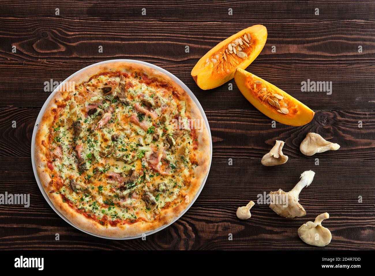 Pizza épaisse en croûte avec jambon, citrouille et champignons d'huîtres Banque D'Images