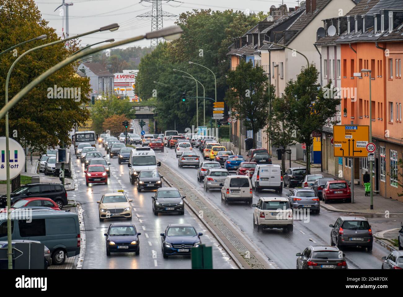 Gladbecker Strasse, route fédérale B224, au nord d'Essen, circulation dense, Essen, NRW, Allemagne Banque D'Images