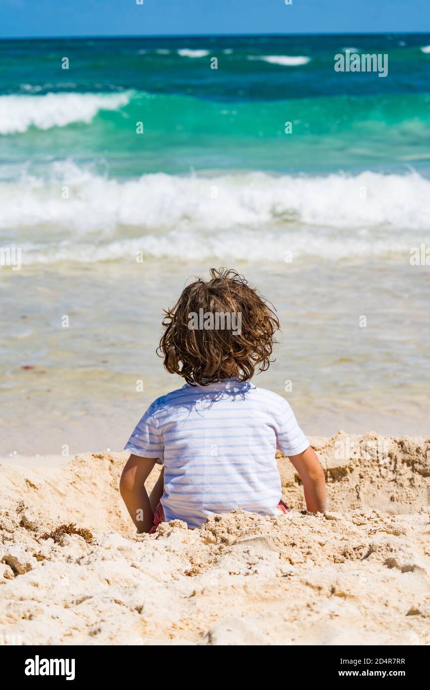 enfant de 5 ans au bord de la mer. Banque D'Images