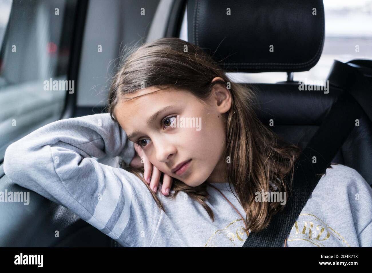 enfant de 11 ans en voiture. Banque D'Images