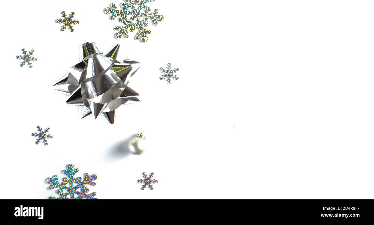 Noël à plat. Composition de Noël ou du nouvel an avec décorations argentées sur fond blanc. copyspace Banque D'Images