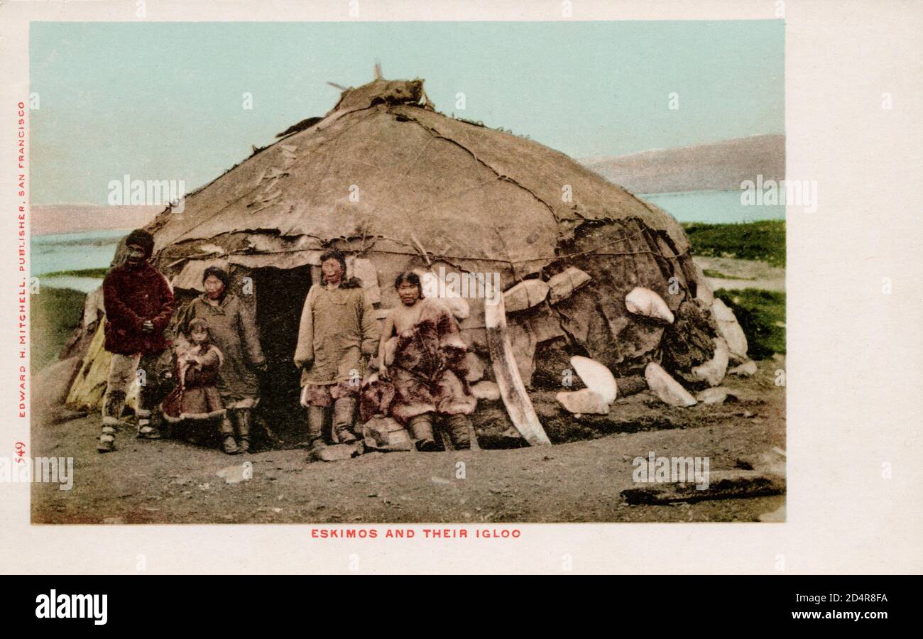 Eskimos et leur Igloo, peuple inuit, ancienne carte postale. Banque D'Images