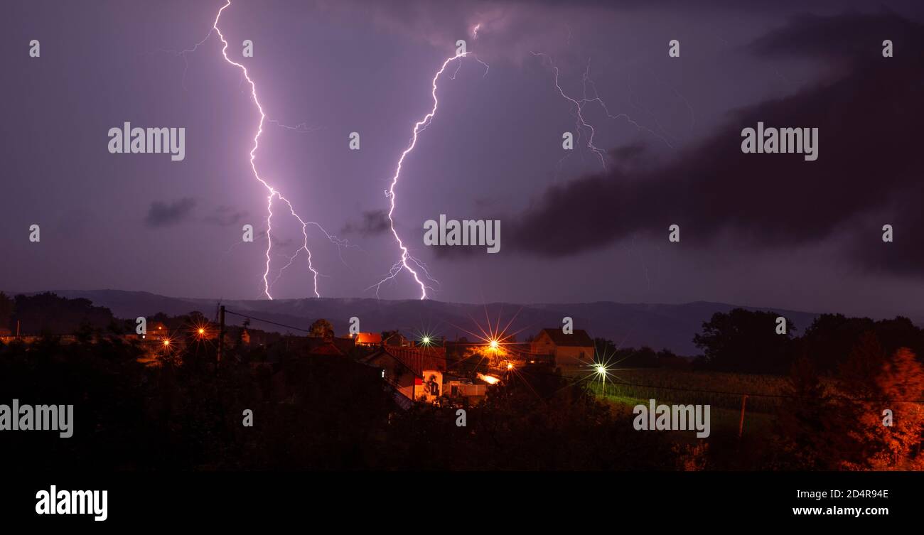 Une nuit de tempête et des éclairs surprenants un village Banque D'Images