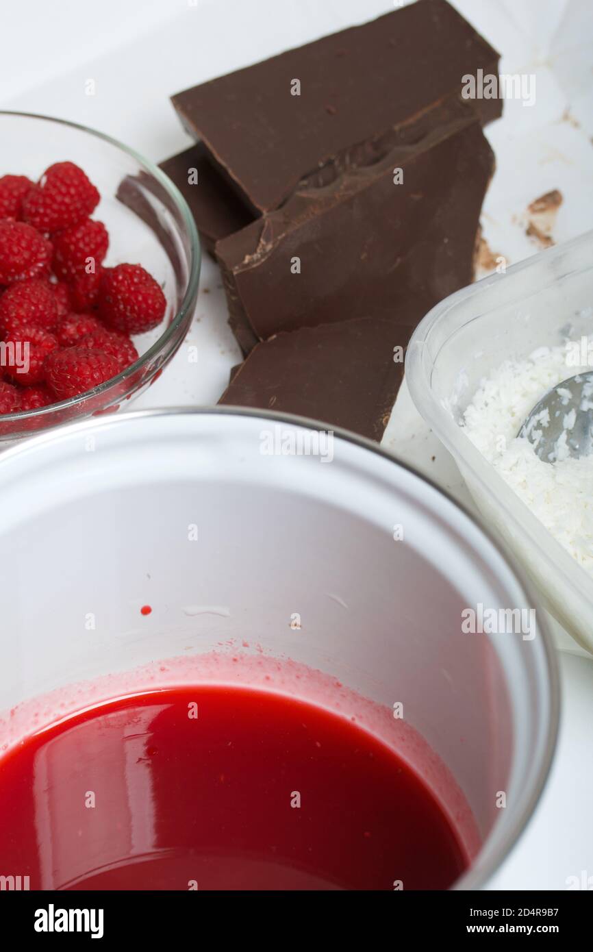 Genoise Avec Ganache Au Chocolat A Proximite Se Trouvent Les Framboises Et Les Morceaux De Chocolat Levington Gateau Etapes De Preparation Photo Stock Alamy