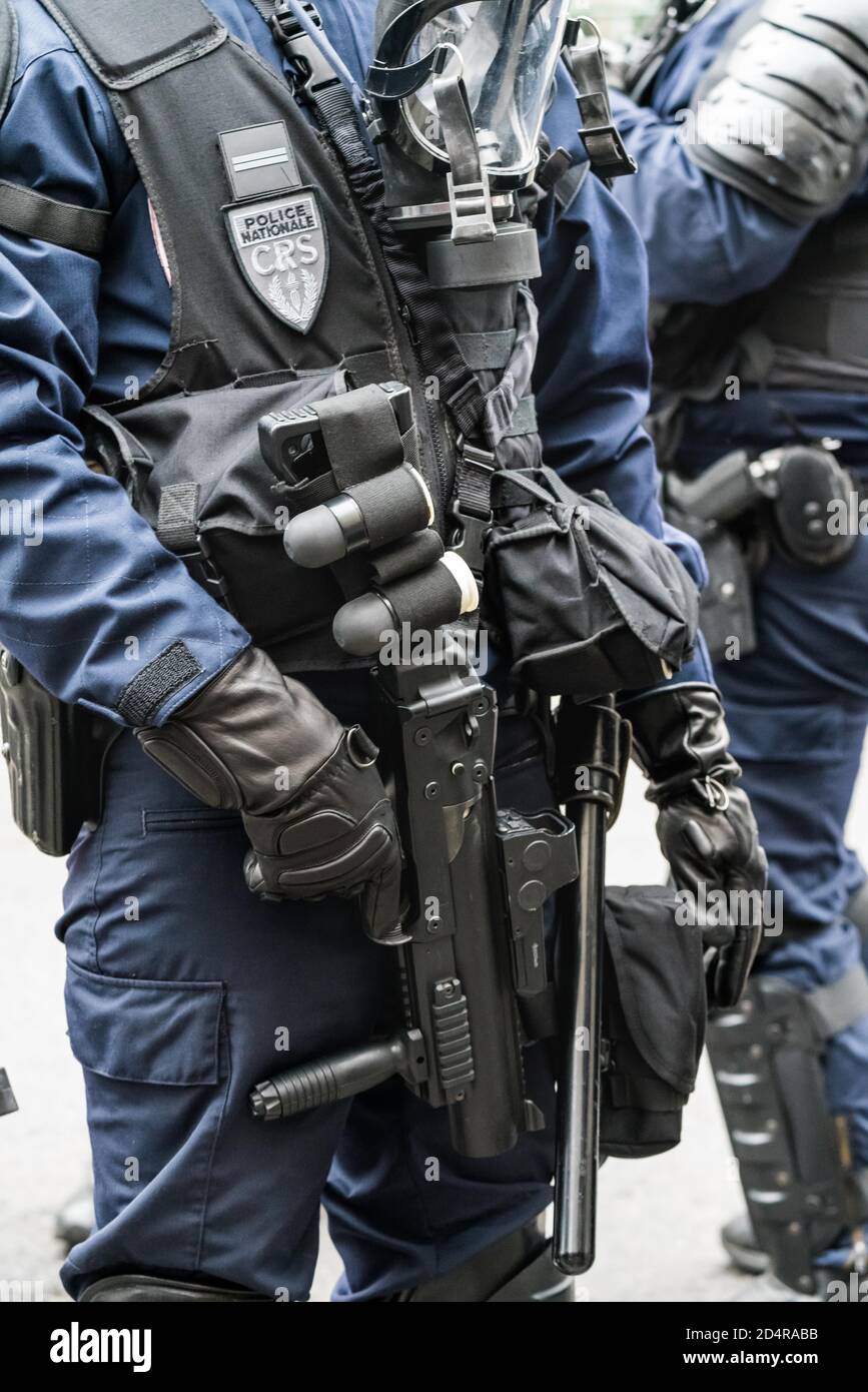 CRS utilisant un LBD 40 ( lancieur de balles de défense, flash ball ) lors d'une manifestation de dorés jaunes à Paris. Banque D'Images