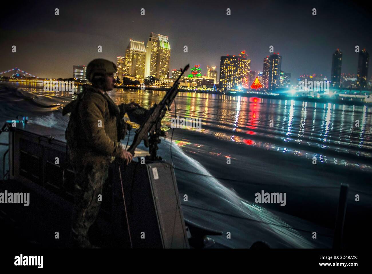 191211-N-NT795-176 OCÉAN PACIFIQUE (DÉC 11, 2019) le compagnon de Boatswain de 2e classe Vincent Dahl, de Newport (Tennessee) et affecté au Coastal Riverine Squadron (CRS) 3, est le mitrailleur M240 à bord d’un bateau de patrouille Mark VI qui transite dans la baie de San Diego. La Force côtière fluviale est une capacité de base de la Marine qui assure la sécurité portuaire et portuaire, la sécurité des biens de grande valeur et la sécurité maritime dans les voies navigables côtières et intérieures. (É.-U. Photo de la Marine par le compagnon Nelson Doromal Jr du chef Boatswain) Banque D'Images