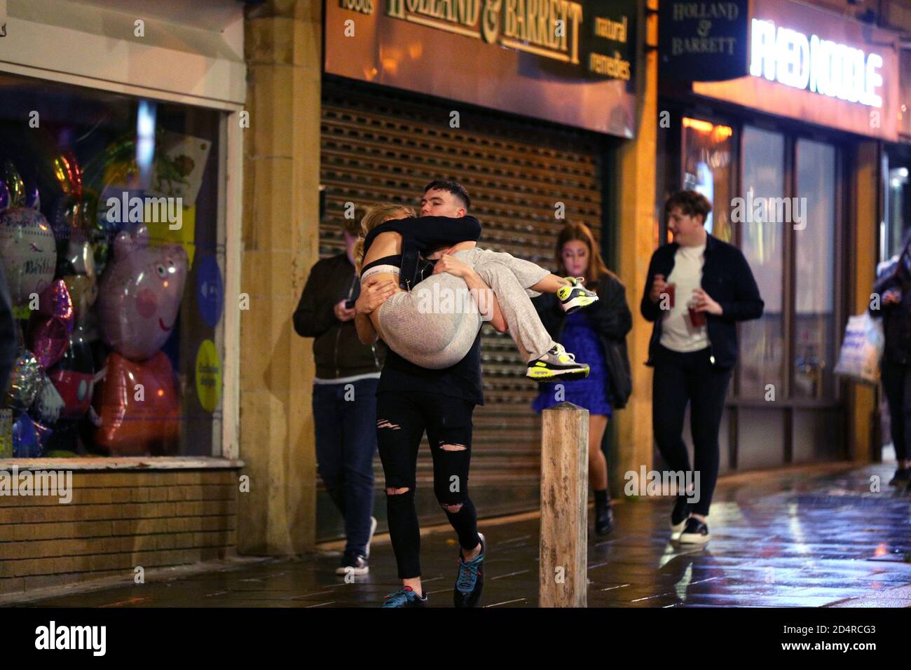 Les gens font des rencontres dans le centre-ville de Liverpool, avant le couvre-feu de 22h auquel les pubs et les restaurants sont soumis afin de lutter contre l'augmentation des cas de coronavirus en Angleterre. Dans les villes du nord de l'Angleterre et dans d'autres régions qui souffrent d'une augmentation des cas de Covid-19, les pubs et les restaurants peuvent être temporairement fermés pour lutter contre la propagation du virus. Banque D'Images