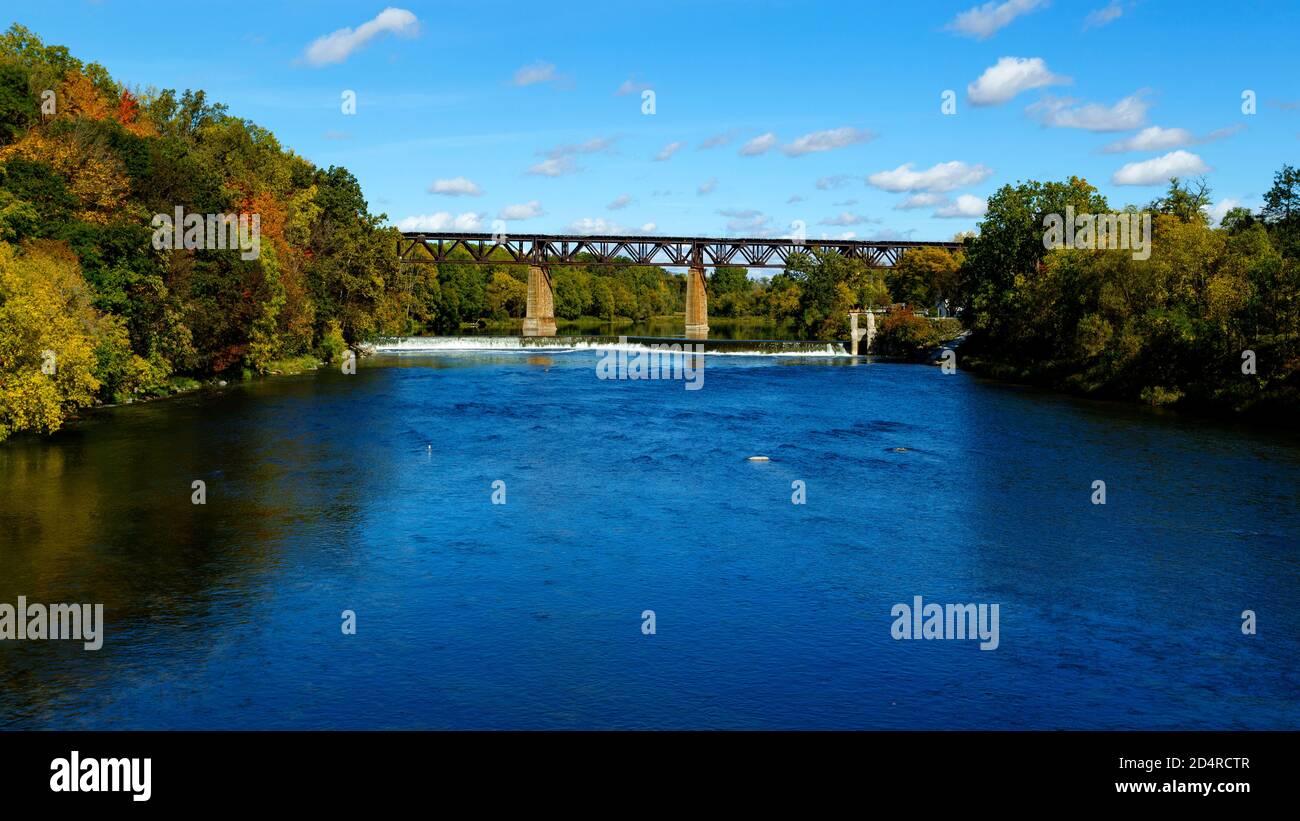 Barrage de Penmans avec chemin de fer Trestle dans les couleurs d'automne sur la rivière Grand. Paris Ontario Canada. Banque D'Images