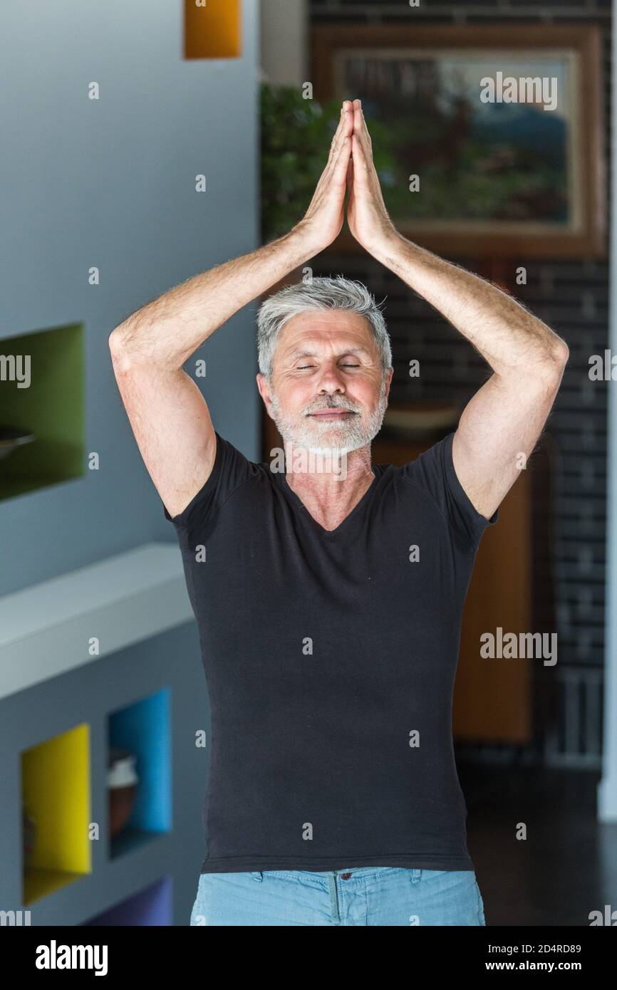 Homme pratiquant le yoga. Banque D'Images