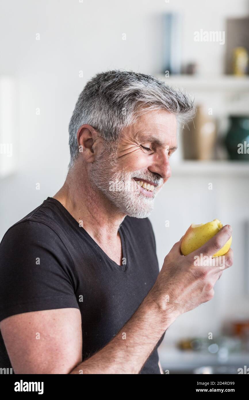 L'homme mange une pomme. Banque D'Images