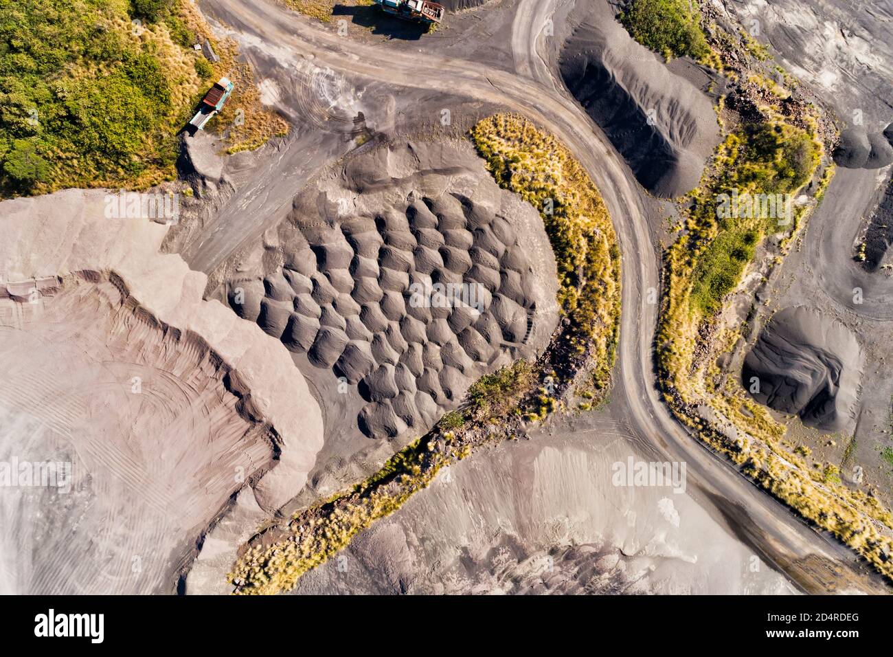 Bas de la carrière de Bombo site d'excavation de basalte en Nouvelle-Galles du Sud, Australie près de Kiama - vue aérienne de dessus en bas. Banque D'Images