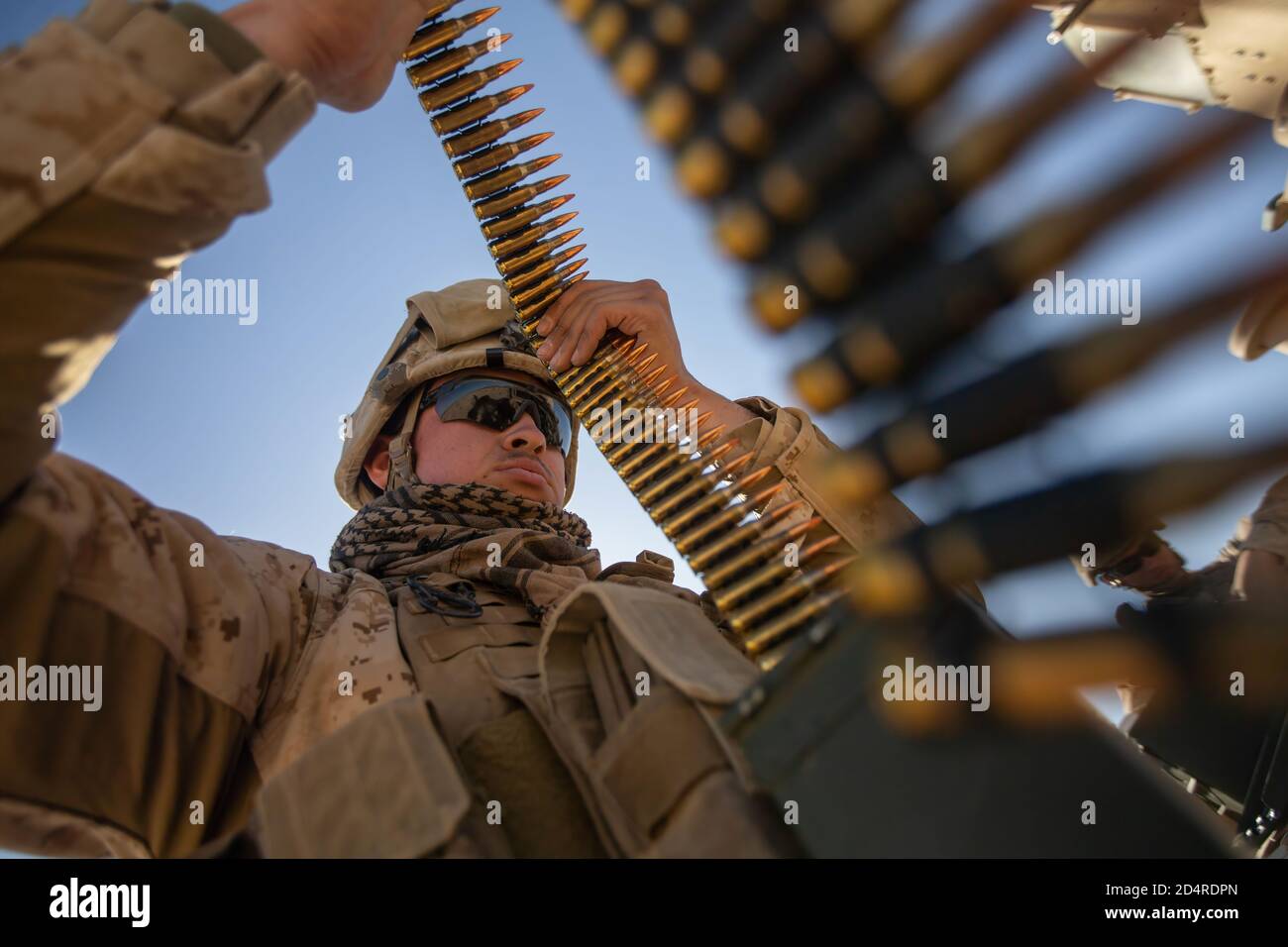 Caporal Us Marine Corps Matthew Martinez avec combat Logistics Bataillon 8, combat Logistics Regiment 2, 2ème Marine Logistics Group, prépare des munitions avant une aire de tir pendant l'exercice d'entraînement intégré (ITX) 1-20 au Marine Air Ground combat Center Twentynine Palms, Californie, 29 octobre 2019. CLB-8 intégré au 2ème Régiment maritime pendant ITX comme élément de combat logistique pour fournir la logistique tactique dans les domaines du transport moyen et lourd de moteurs au-delà des capacités organiques du régiment. (ÉTATS-UNIS Photo du corps marin par le Cpl. Scott Jenkins) Banque D'Images