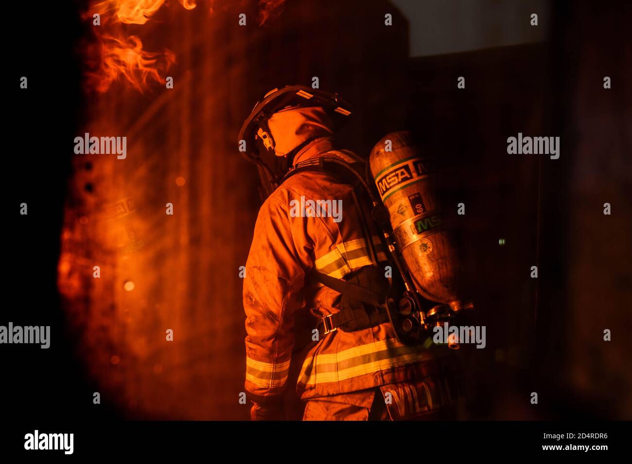 Le premier Airman des États-Unis, Jose Villalobos, compagnon de protection contre les incendies du 31e Escadron de génie civil, participe à un exercice d'entraînement en direct contre les incendies à la base aérienne d'Aviano, en Italie, le 29 octobre 2019. La formation en direct à l'incendie est effectuée dans un bâtiment de brûlage, qui est une structure construite pour être brûlée intentionnellement pour la formation de pompier. (É.-U. Photo de la Force aérienne par Airman Thomas S. Keisler IV) Banque D'Images